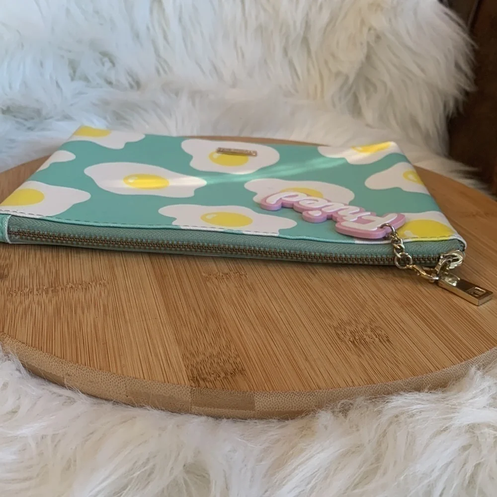Studio DIY Can’t Clutch This | Fried Egg Zipper Clutch Bag +“Fried” Key Tag